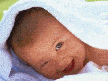 Sourire de bébé avec clin d'oeil