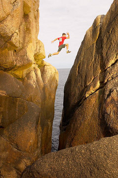 Saut entre deux falaises