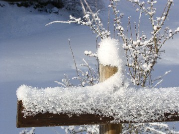 Panneau indicateur sous la neige